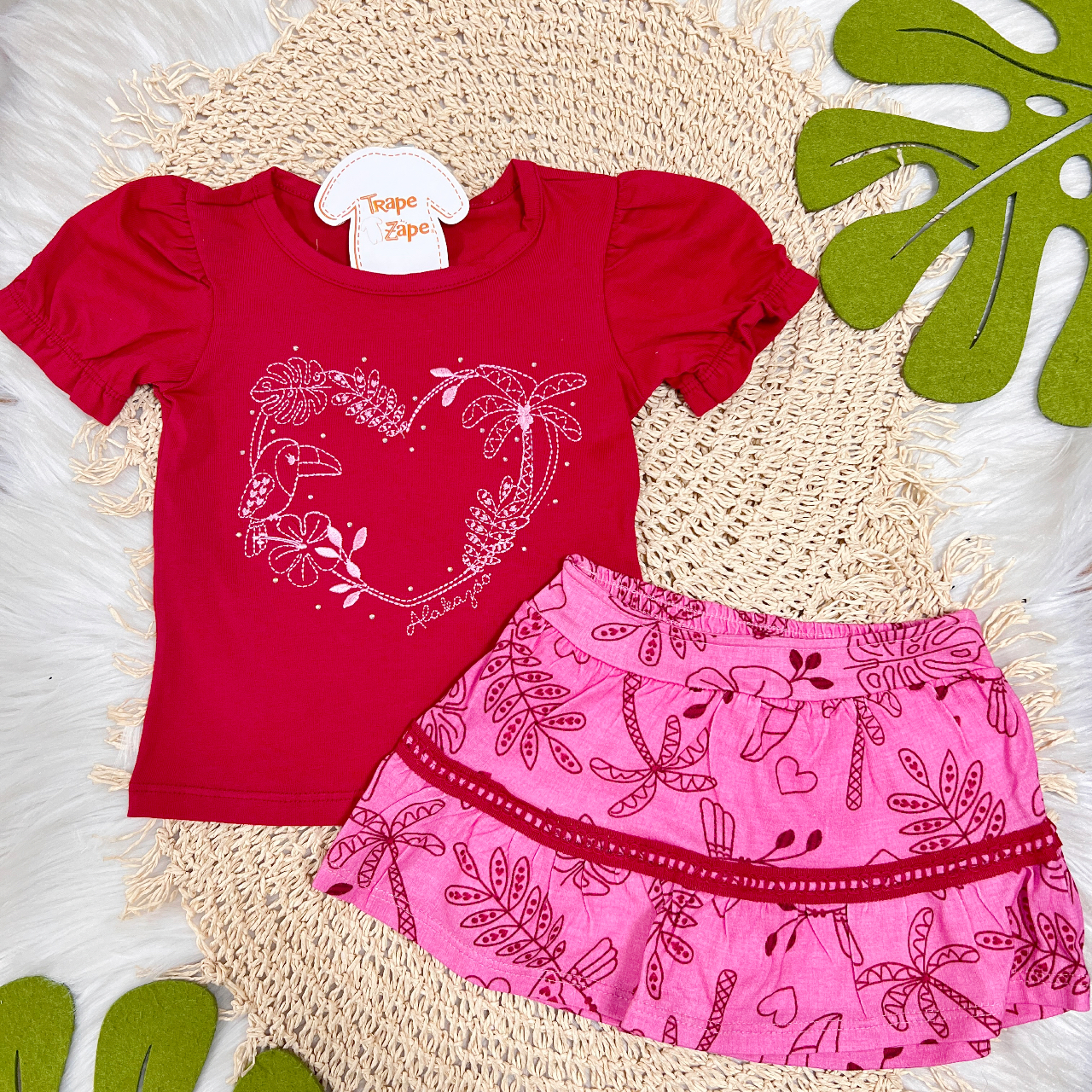 Conj. Blusa Coração Bordado e Saia Plantinhas - Vermelho